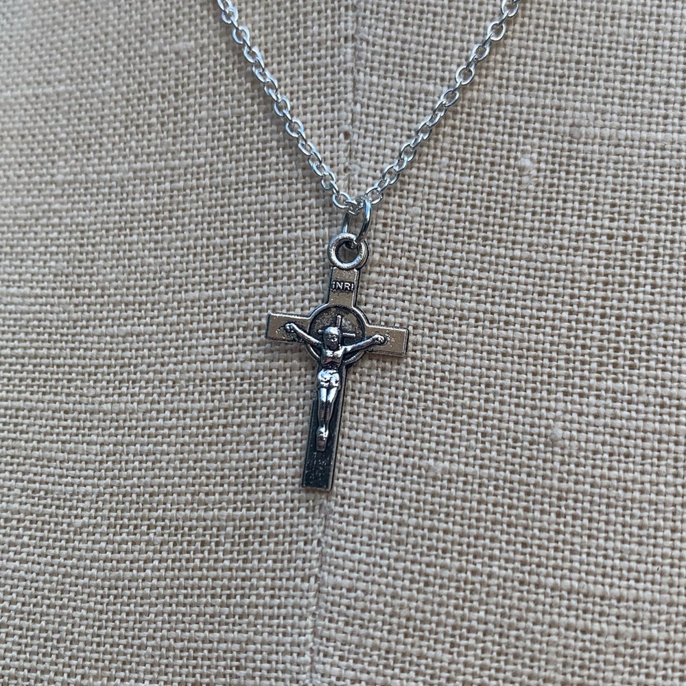 NWT Sterling Silver Plated Chain & Crucifix Alloy Metal Charm Necklace - Picture 4 of 14
